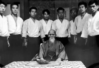 Morihei Ueshiba (O-Sensei) entoure de ses eleves internes (uchi-deshi)