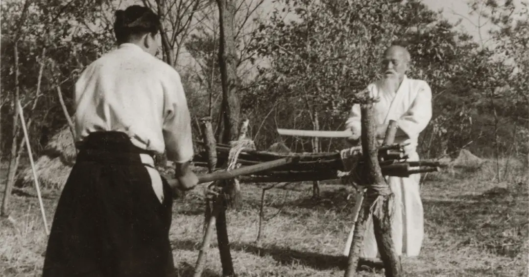 Morihiro Saito s entrainant avec Morihei Ueshiba dans les champs a Iwama vers 1955
