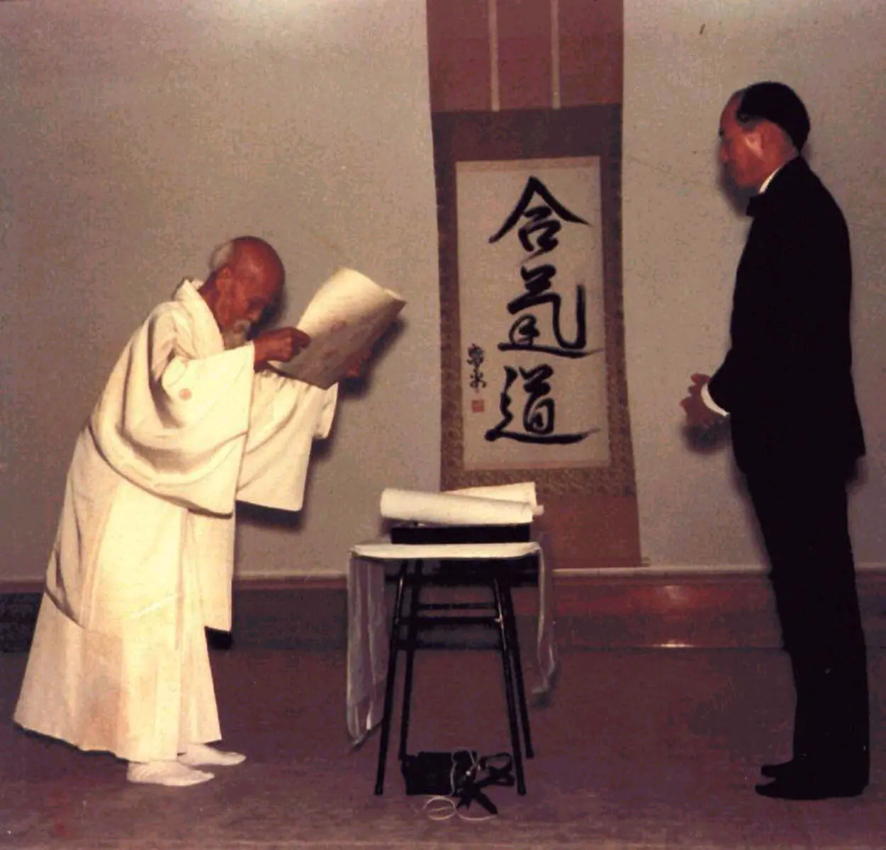 Morihei Ueshiba remettant un titre de Shihan en 1963