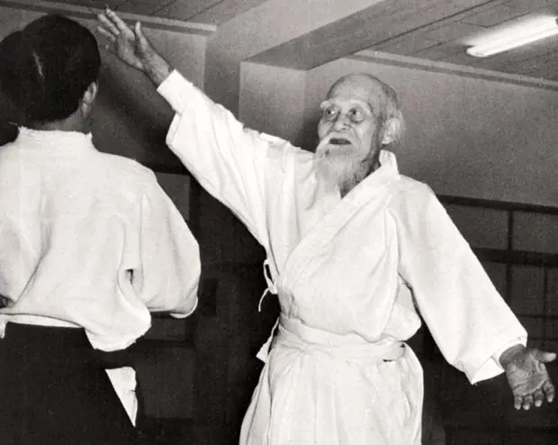 Morihei Ueshiba dans ses dernière années projetant le ki