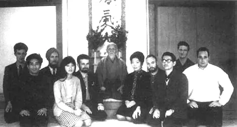 Morihei Ueshiba au centre d'un groupe d'élèves étrangers lors d'un anniversaire au Hombu dojo de Tokyo, années 1960